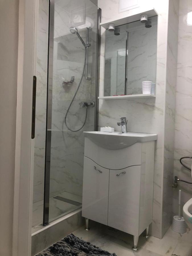 Tudor Apartment Brăila Екстериор снимка
